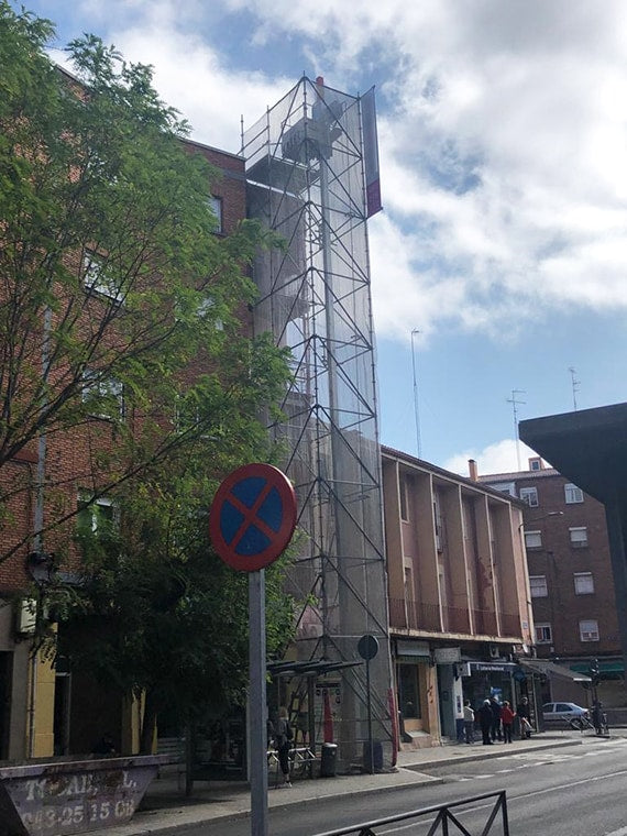 ALBA MC 450 – Kompakti ja nopea tavarahissi vaativille työmaille