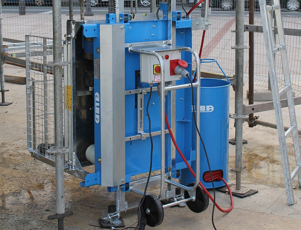 hammaspyörävetoinen tavarahissi