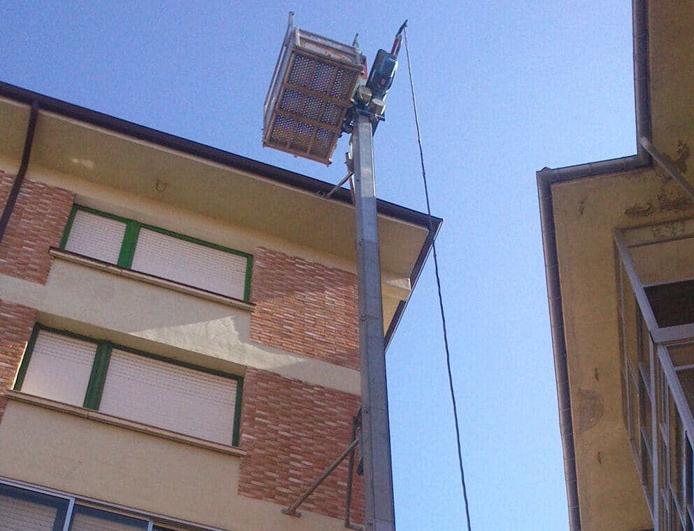 ALBA MC 450 – Kompakti ja nopea tavarahissi vaativille työmaille